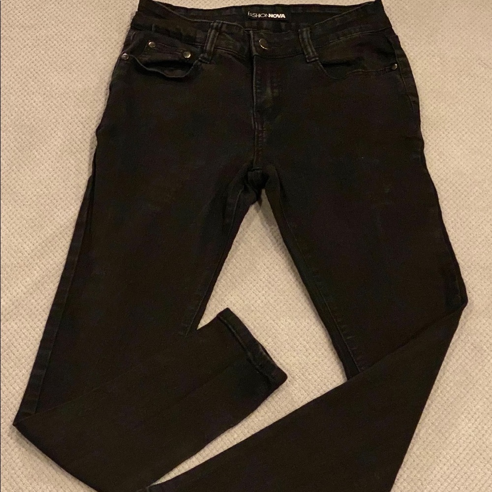 Woman’s sexy Worn1x jeans from Fashion Nova 🤩
